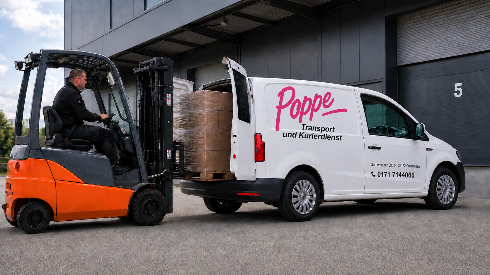 Poppe Transporter wird mit Palette per Gabelstapler beladen